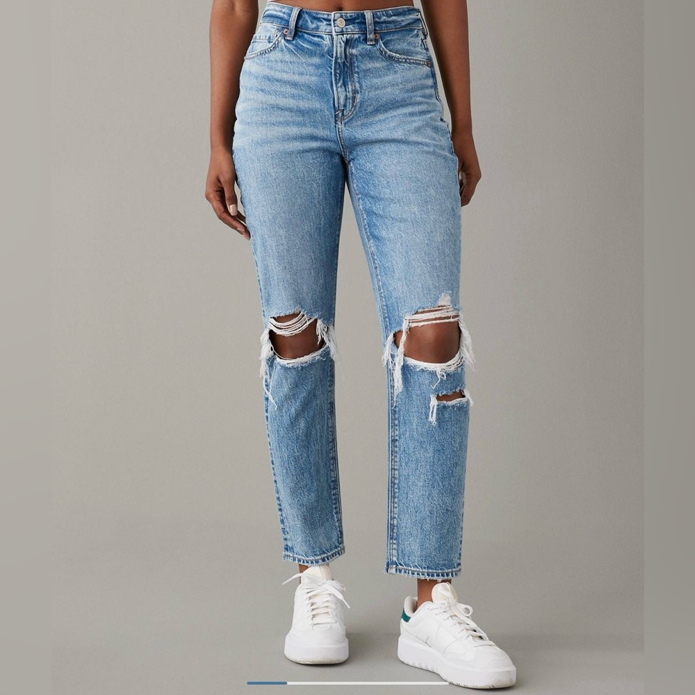 AE Strigid Ripped Mom Blue Jean Distressed Mom Jeans size 18 SHORT NWOT